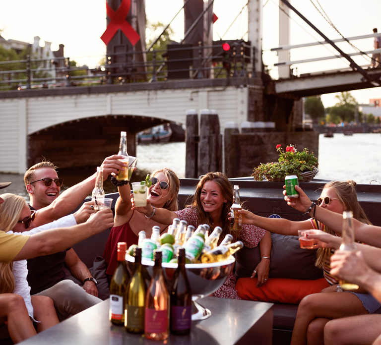 Amsterdam: Private Cruise with Drinks & Optional Snacks