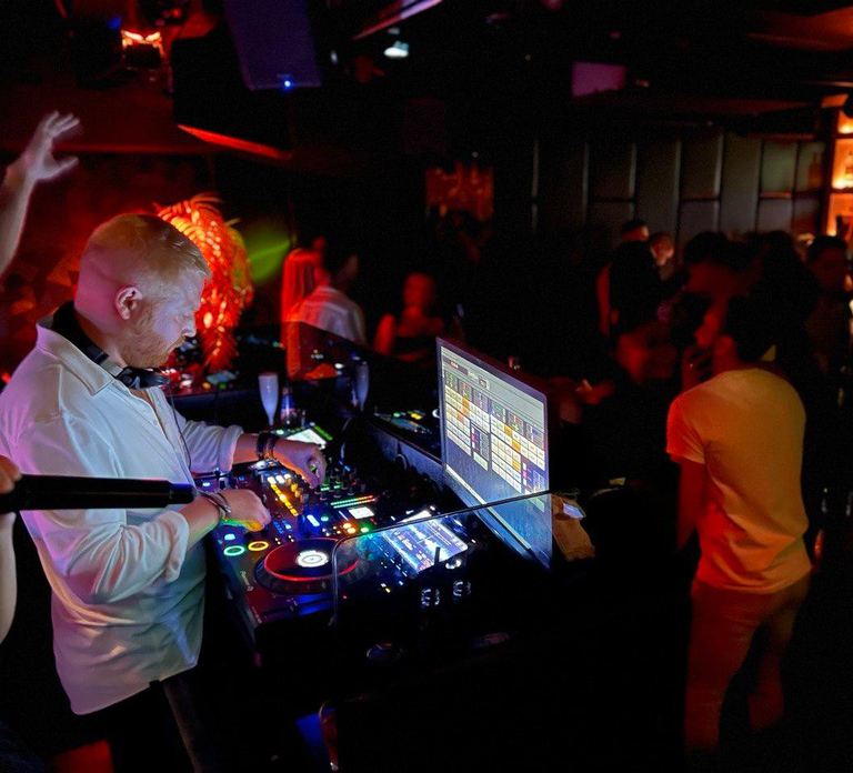 Amsterdam: New Year's Eve Pub Crawl Party and VIP Club Entry