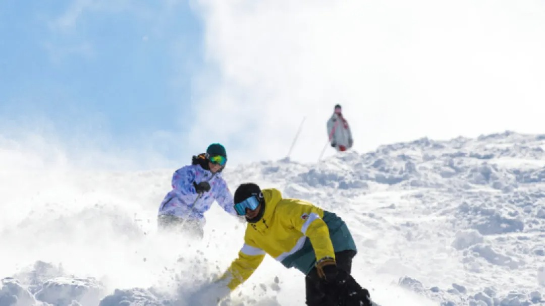 1-day Kansai Ski Tour: Powder Snow Experience at Oiuchi Ski Resort with Round-Trip from Osaka