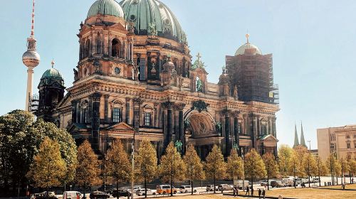 Book after consultation/Germany Berlin Cathedral Brandenburg Gate East Side Gallery Pergamon Museum/Airport/Point-to-point car service/Tour guide driver/Private car service