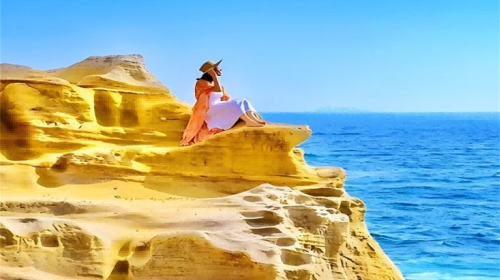 1-day tour to Shirahama, Wakayama with Conan-themed experience, including train ride to Kishi Station and Senjojiki