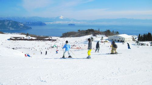 1-day tour to Biwako Hakodateyama Ski Resort in Takashima, Japan, featuring multiple slopes for all levels from beginner to advanced.