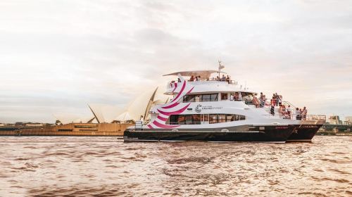 Sydney: Sydney Harbor Lunch Cruise with Welcome Drink Day Tours