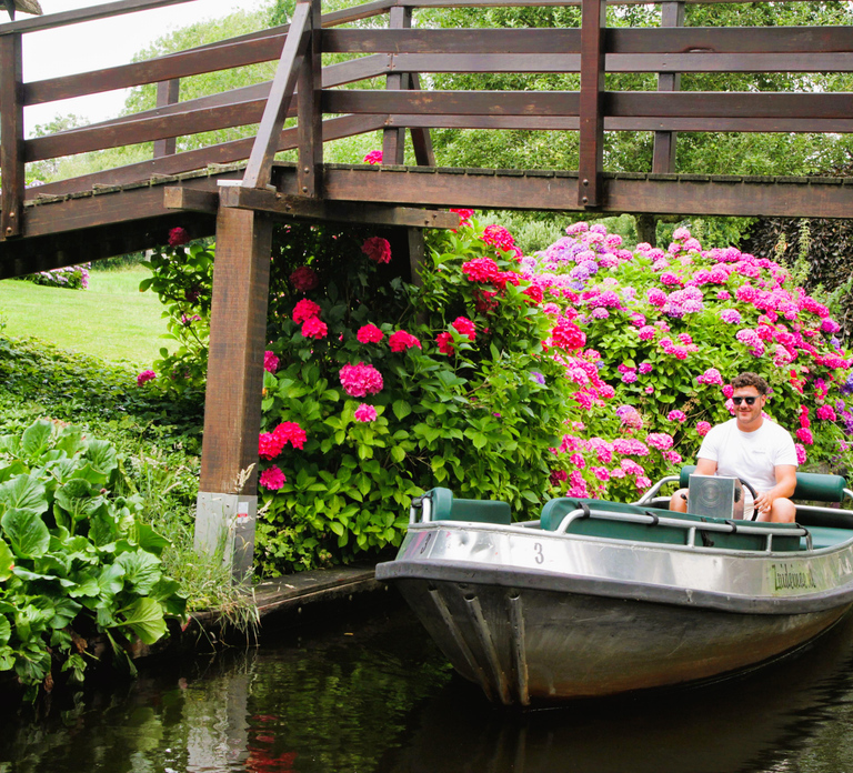 Giethoorn: 2 Hours 8 persons boat steeringwheel + cushions