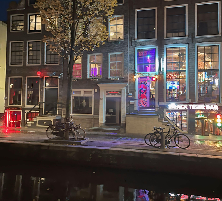 Amsterdam: Red Light Tour with Bar Visit + Free Drink and Stop at a Coffee Shop