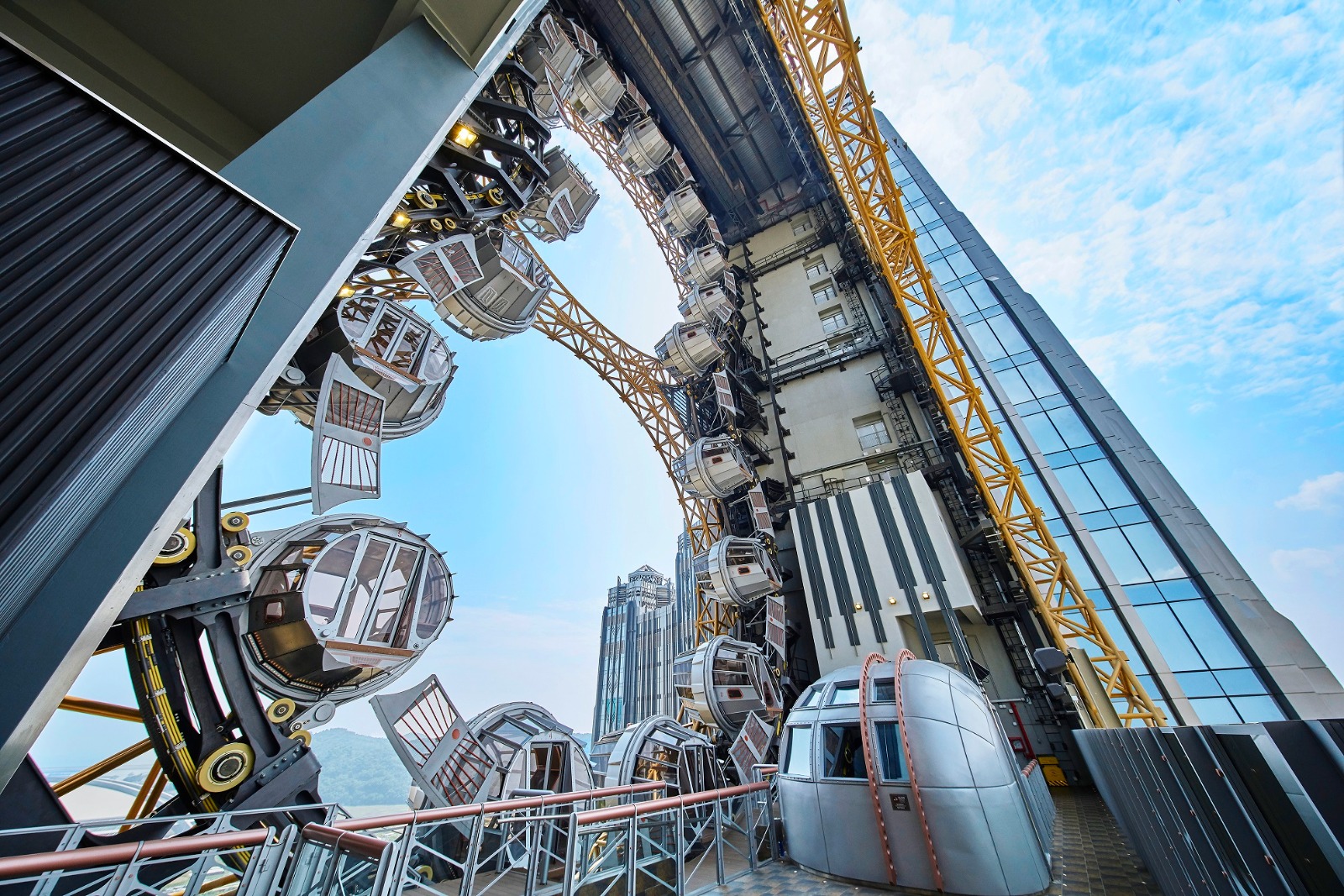 Golden Reel Figure-8 Ferris Wheel