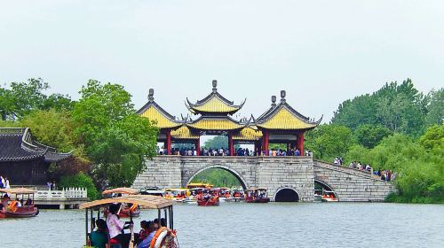 Slender West Lake Cruise