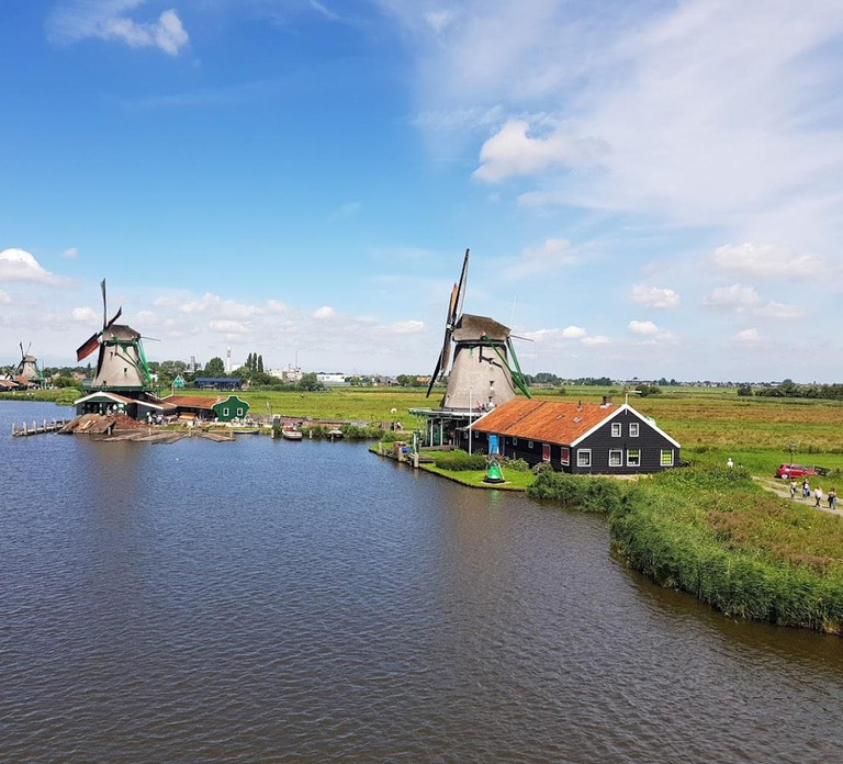 Zaanse Schans and Giethoorn Private Tour + 1-Hr Canal Cruise