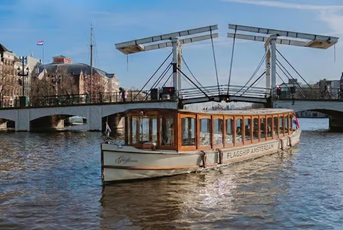 Luxury Canal Cruise with Unlimited Drinks & Bites